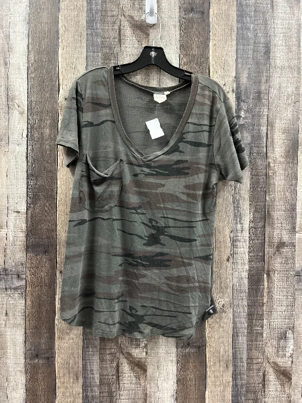 Top Short Sleeve By White Crow In Camouflage Print, Size: L